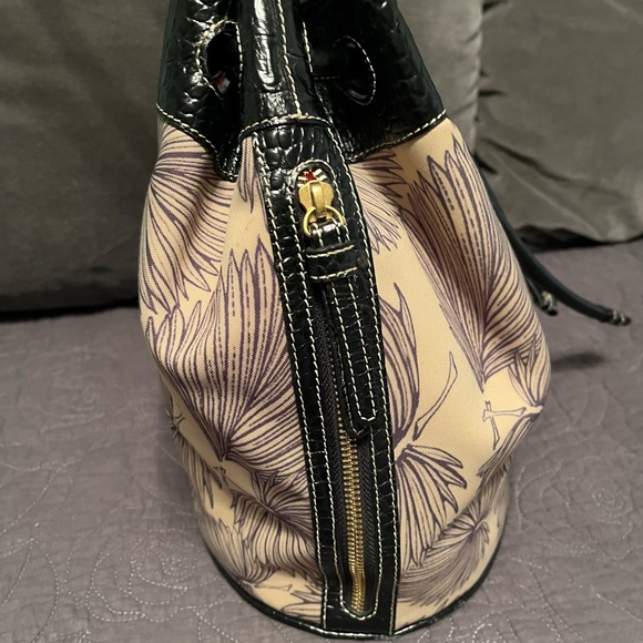 Brahmin Navy & Tan Shoulder Leaf Bucket Bag - Picture 3 of 9